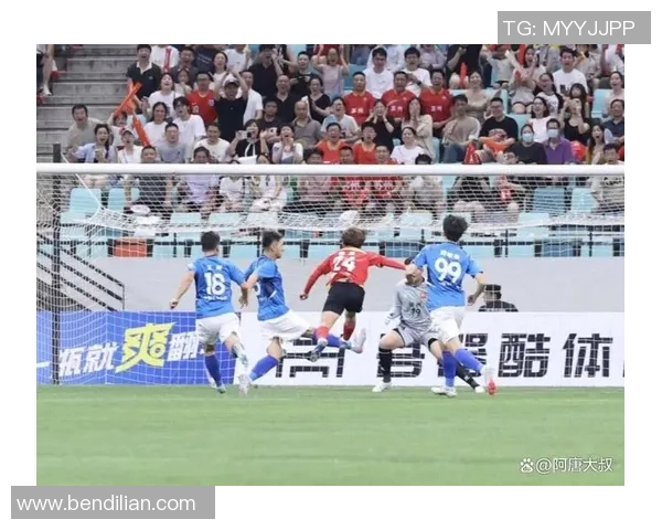 模仿足球球星精彩入场瞬间打造震撼舞台氛围引爆全场激情